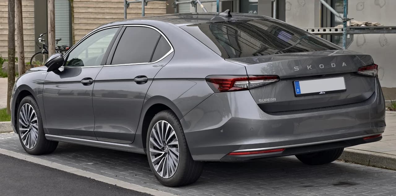 Škoda Superb 2026 — rear three-quarter view