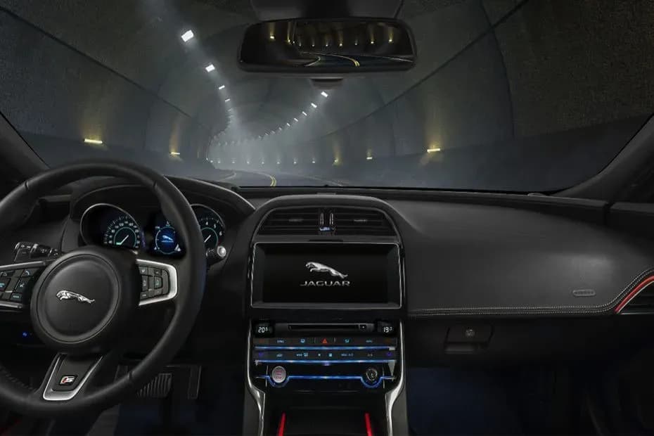 Jaguar XE – photo 2