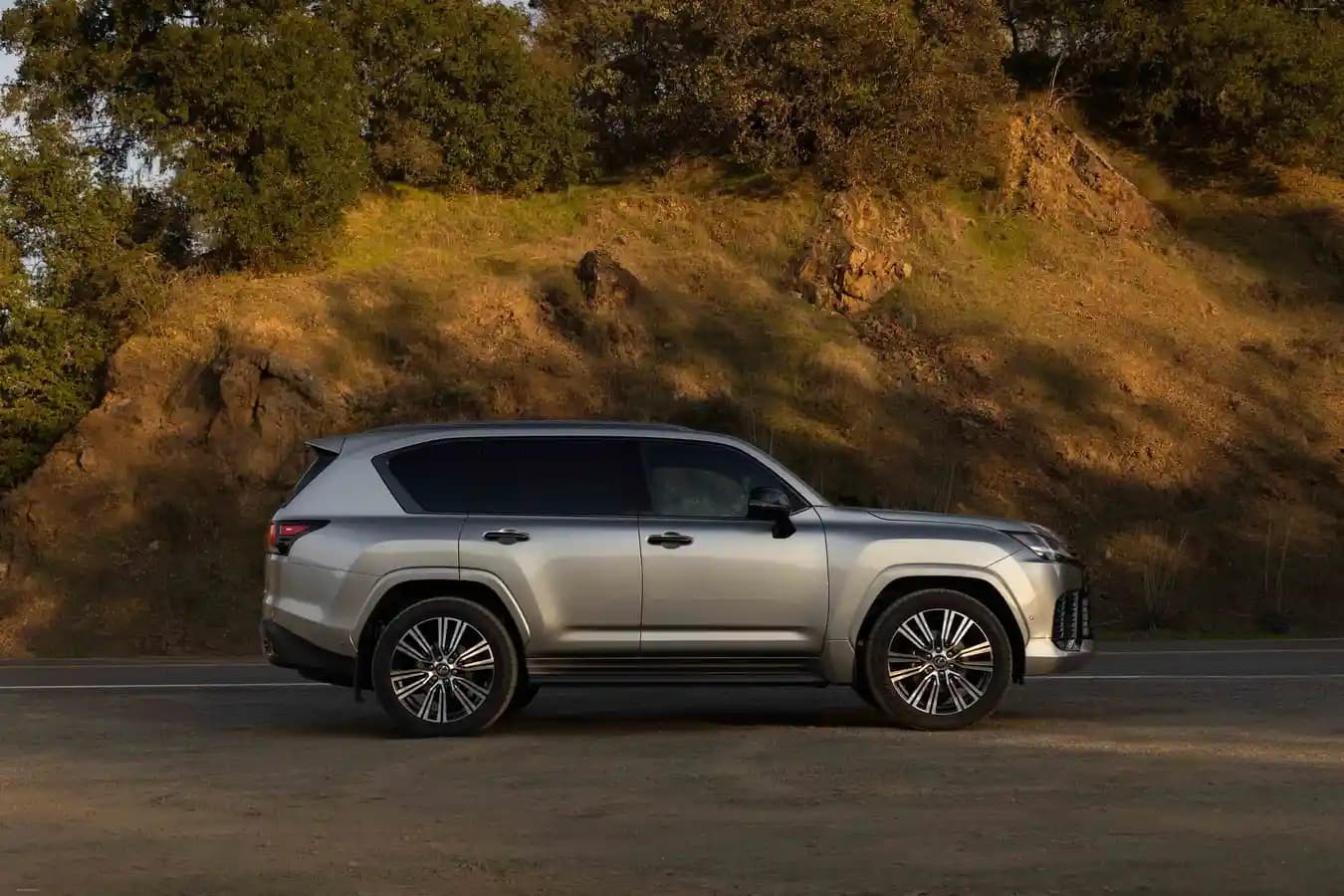 Lexus LX 700h – photo 3